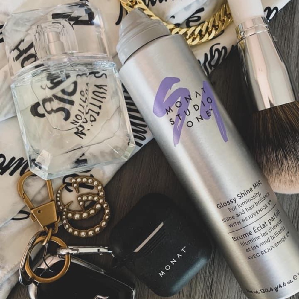 Helps lessen frizz + add hydration & shine